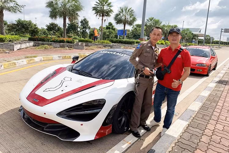 Chỉ chưa đầy một tuần sau khi chiếc siêu xe McLaren 720S màu trắng Glacier được chủ nhân bán lại cho một công ty nhập khẩu tư nhân ở Hà Nội, giới mê xe lại đón nhận thêm một tin khác đó chính là chiếc McLaren 720S thứ hai ở Việt Nam cũng đã được trưởng đoàn Car Passion chia tay để chuẩn bị đón phiên bản mui trần McLaren 720S Spider.