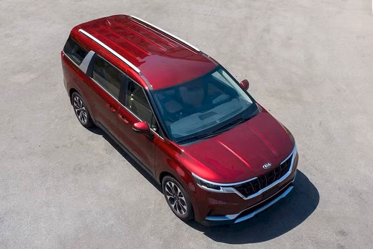 Về khả năng vận hành, Kia Carnival 2022 có 2 tùy chọn động cơ. Đầu tiên là máy dầu, tăng áp, dung tích 2.2L cho công suất tối đa là 199 mã lực cùng mô-men xoắn cực đại đạt 440 Nm. Thứ 2 là máy xăng, dung tích 3.5L có các thông số tương ứng là 268 mã lực và 331 Nm. Tất cả các phiên bản đều sử dụng hộp số tự động 8 cấp và hệ dẫn động cầu trước.