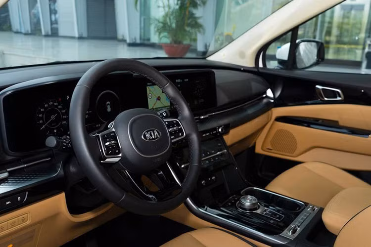 Tương tự với ngoại thất, nội thất của Kia Carnival 2022 cũng có thiết kế mới hiện đại hơn nhiều so với trước đây. Trên bản cao cấp nhất, bảng đồng hồ sau vô lăng của xe là loại kỹ thuật số có kích cỡ 12,3 inch, tương đương với màn hình giải trí ở khu vực trung tâm.