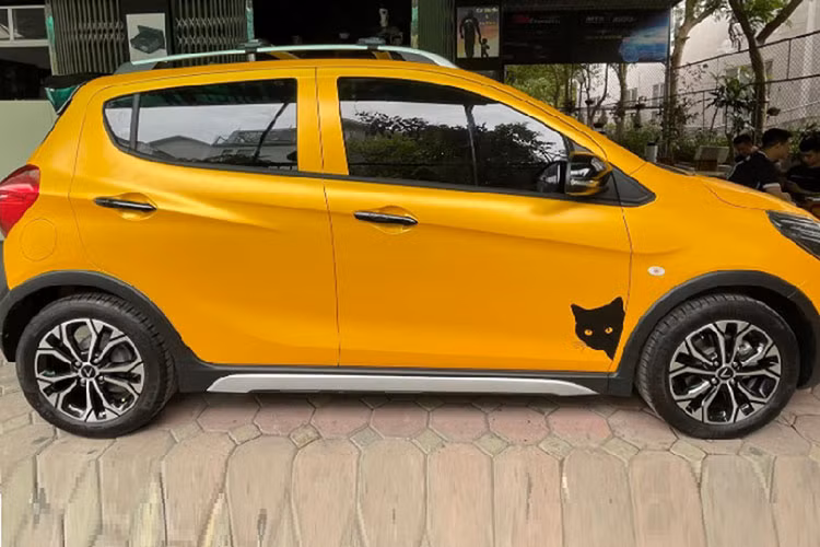 Được biết, chiếc xe VinFast Fadil có ngoại thất màu trắng, nhưng đã được dán đề can màu vàng nhám nổi bật. Ở phần đầu, xe được độ mặt ca lăng mới theo phong cách thương hiệu Maserati cùng logo chữ "V" kèm đèn LED nổi bật.