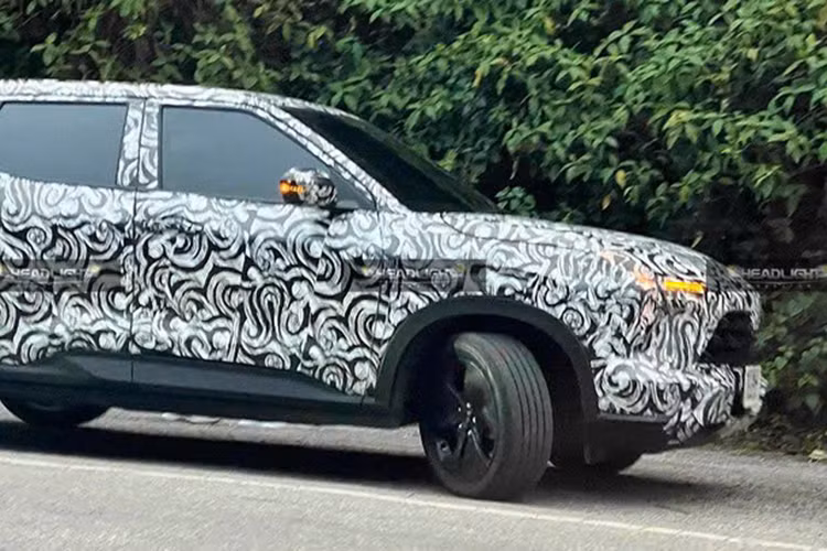 Mặc dù chưa có thông tin chi tiết về nội thất, nhiều khả năng Mitsubishi sẽ bổ sung các tính năng hỗ trợ lái hiện đại hơn, giúp tăng cường trải nghiệm người dùng. Hiện tại, Mitsubishi Xforce đã có mặt tại Indonesia, Việt Nam và Philippines, tuy nhiên các phiên bản phân phối vẫn sử dụng động cơ xăng 1.5L MIVEC với công suất 104 mã lực.