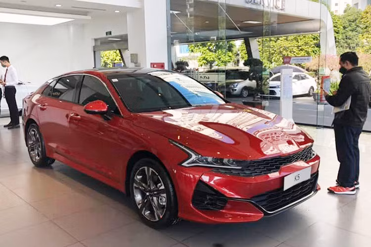 Vị trí tiếp theo thuộc về Kia K5 với doanh số 19 xe được bán ra, giảm mạnh soanh số bán xe so với tháng 7/2024 (41 xe), doanh số bán chậm liên tục cũng làm cho K5 lọt Top 10 ôtô bán chậm nhất thị trường Việt Nam trong nhiều tháng của năm 2024.