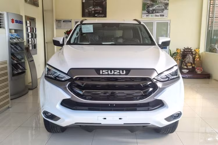 Là một trong những mẫu ôtô hiếm hoi ghi nhận doanh số bán hàng tăng trưởng trong tháng 8 nhưng Isuzu mu-X vẫn chưa thể thoát top bán ít khi lượng xe được người tiêu dùng lựa chọn mới chỉ dừng lại ở con số 20 chiếc, tăng 2 xe so với tháng liền trước.