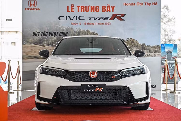 Với Honda Civic TypeR, giá bán cao (gần 2,4 tỷ đồng) cùng sự hạn chế về tệp khách hàng khi được định vị tại phân khúc xe thể thao, số sàn đã khiến mẫu xe này gặp trở ngại trong việc kiến tạo doanh số.