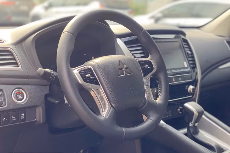 Mitsubishi Pajero Sport giam gia 
