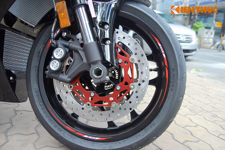 Xe sở hữu cặp vành nhẹ 10 chấu có kích thước 17 inch với lốp trước có kích thước 120/70, lốp sau cỡ 190/55. Phanh đĩa ABS đường kính 320 mm với 4 piston thủy lực, phanh đĩa đơn phía sau đường kính 220 mm.