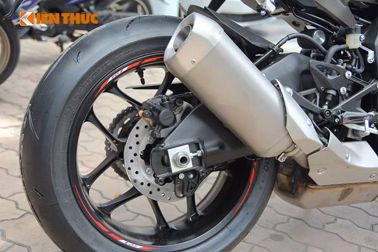 Ống xả hoàn toàn mới được đặt dưới gầm và cổ pô bên hông, thay cho cặp ống xả kẹp hai bên yên trên thế hệ YZF-R1 cũ.
