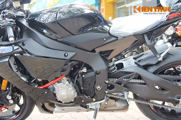 YZF-R1 2015 là bản nâng cấp với sức mạnh 200 mã lực sử dụng động cơ crossplane 4 xi-lanh dung tích 998cc. YZF-R1 mới tập trung vào sức mạnh điện tử với công nghệ kiểm soát độ bám đường, kiểm soát trượt...