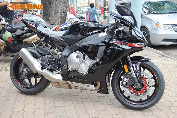 Không như lần trước là phiên bản Xanh GP hay Trắng-Đỏ đầy nổi bật, lần này showroom Motor Sport mang về phiên bản YZF-R1 đen cực ngầu.