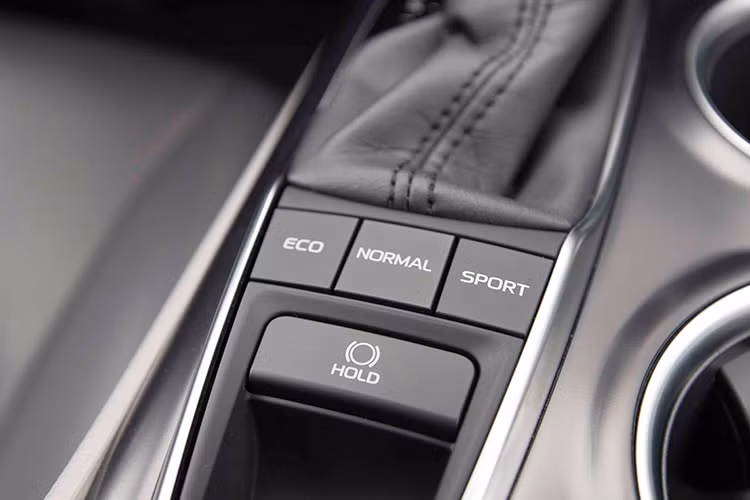 Hiện chưa rõ hệ dẫn động của Toyota Camry Hybrid 2018 tại thị trường Nhật Bản. Trong khi đó, tại Mỹ, các phiên bản của mẫu xe Camry 2018 mới bao gồm LE, XLE, SE và XS, với các động cơ xăng 2.5L và 3.5L 6 xy lanh đi kèm hộp số tự động 8 cấp, trong khi động cơ hybrid 2.5L 4 xy lanh kết hợp cùng hộp số tự động 6 cấp.