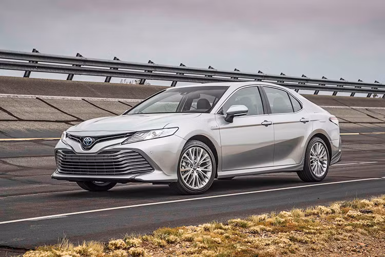 Toyota vừa tiết lộ một vài hình ảnh của chiếc Camry phiên bản Châu Á chuẩn bị được ra mắt tại Nhật Bản trông thời gian tới. Thậm chí hãng xe Nhật Bản còn "hào phóng" tặng thêm người xem hình ảnh của phiên bản thể thao TRD và bản độ cao cấp Modellista rất ấn tượng. Đây cũng sẽ là thiết kế của Toyota Camry 2018 hoàn toàn mới sẽ ra mắt tại thị trường Việt Nam trong thời gian tới.