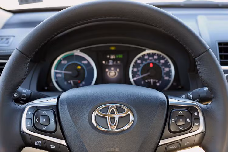 Ngoài ra thì bên trong nội thất của Camry phiên bản Nhật Bản sử dụng các tấm ốp gỗ, trong khi phiên bản Mỹ sử dụng những tấm ốp kim loại. Thiết kế nội thất của hai phiên bản Mỹ và Nhật đều rất giống nhau, ngoại trừ tay lái được chuyển sang bên phải cho thị trường Nhật Bản.