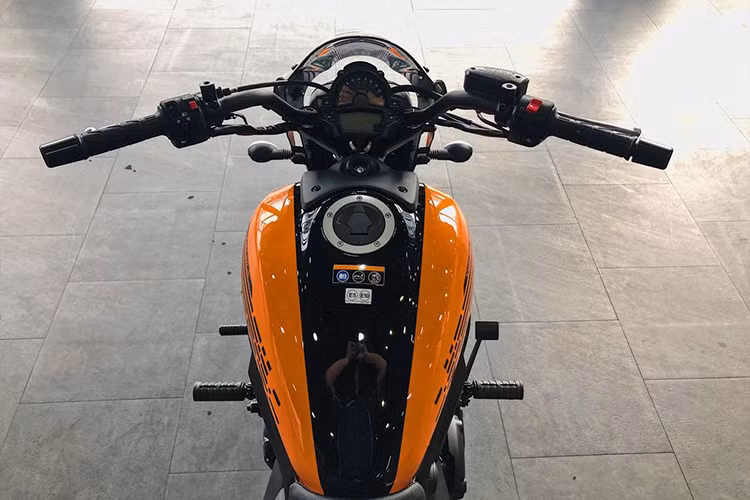 Chỉ thay đổi một số chi tiết bên ngoài đặc biẹt là bộ tem mới, mẫu Vulcan S Cafe 2019 cũng giống như phiên bản trước khi được xây dựng và phát triển dựa trên "người anh em" ER-6N với kiểu dáng đặc trưng của một mẫu cruiser hạng trung đúng nghĩa như tay lái cao và dài, kết hợp cùng vị trí ngồi thấp với chiều cao yên chỉ vào khoảng 706 mm.