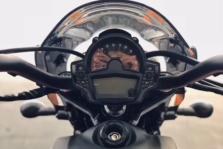 Bảng đồng hồ của xe không thay đổi, vẫn có đôi chút ảnh hưởng của nhiều thương hiệu mới hiện nay được trang bị một đồng hồ dạng kim hiển thị vòng tua máy, một màn hình lcd hiển thị tốc độ, nhiên liệu, thống số..., tuy nhiên mẫu xe môtô Vulcan S Cafe mới này vẫn giữ lại được những đặc điểm vốn có của mình với các nút bấm đơn giản, dễ sử dụng.
