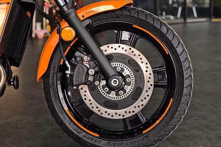 Xe được trang bị bộ vành 5 chấu với thiết kế to bản cùng kích thước lên tới 18 inch, lốp 12/70. Phuộc ống lồng Telescopic giống với thế hệ trước. Phía sau sử dụng giảm xóc đặt chéo tương tự ER-6N, ống pô ẩn phía dưới cùng. Vành sau kích thước 17 inch được bọc trong lốp 160/60. Cả hai bánh trước/sau đều được trang bị phanh đĩa, tích hợp hệ thống ABS.