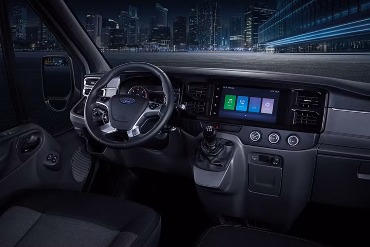 Bên trong xe được tái thiết kế bảng táp-lô. Vô-lăng 4 chấu tích hợp nút bấm điều khiển nhanh các chức năng hệ thống giải trí, nhận/từ chối cuộc gọi... Cụm đồng hồ vẫn là dạng analog kết hợp màn hình đa thông tin nhưng thay đổi giao diện hiện đại và dễ nhìn hơn.