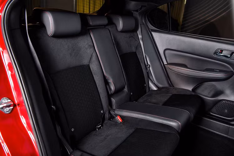 Xe được trang bị 4-6 túi khí tùy phiên bản và gói Honda Sensing bao gồm các tính năng như phanh khẩn cấp, ga tự động thông minh, đèn pha tự động, hỗ trợ giữ làn đường và cảnh báo xe phía trước khởi hành.