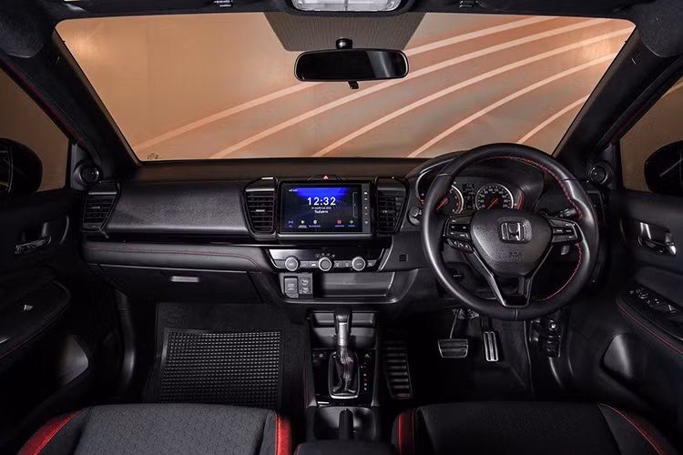 So với xe Honda City 2024 biến thể sedan, bản hatchback có không gian nội thất rộng rãi hơn hẳn, nhất là hàng ghế sau nhờ trục cơ sở được kéo dài thêm 59 mm, đạt 2.589mm. Bên cạnh đó, City hatchback 2024 còn có những lợi thế riêng biệt.