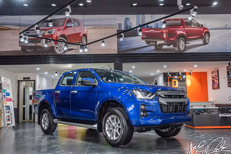 Lột xác toàn diện về thiết kế, động cơ nhưng kết quả kinh doanh của Isuzu D-Max tại Việt Nam vẫn không khác những năm trước đây. Được hãng xe Nhật gửi gắm nhiều kỳ vọng, tuy nhiên Isuzu D-Max vẫn không đủ sức hấp dẫn khách hàng và cạnh tranh cùng các đối thủ trong phân khúc xe bán tải. Tháng 10/2021, doanh số bán mẫu bán tải này đạt 38 xe, qua đó tiếp tục trở thành xe bán tải bán chậm nhất thị trường Việt Nam.