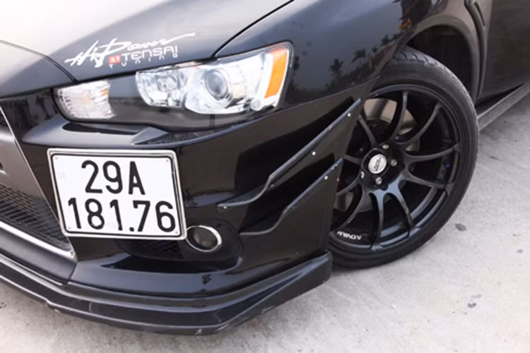Bên cạnh đó, ngoại thất cũng được điểm xuyết bằng những chi tiết carbon trải dài từ nắp capo đến cánh gió cỡ lớn và mâm RZ 18inch.