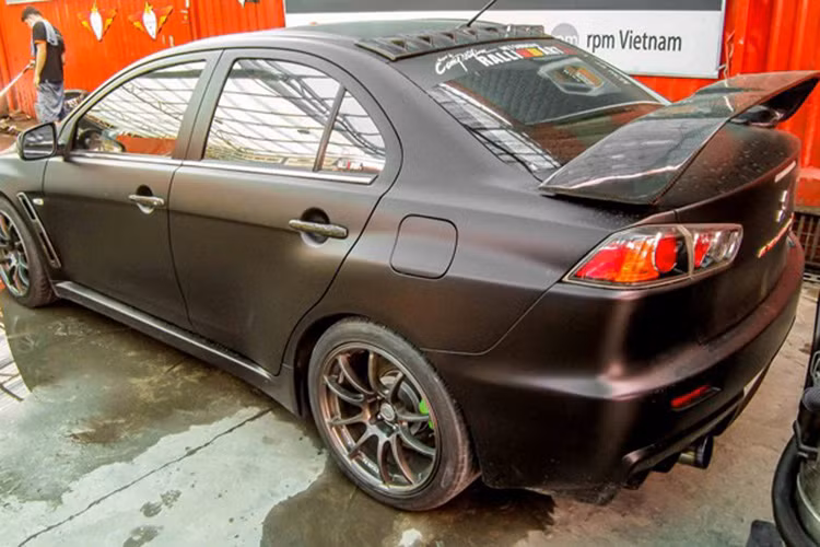 Chiếc Evo trong bài viết thuộc đời xe 2009, là thế hệ thứ 10 với chữ X vuốt chéo. Nó dòng xe thể thao đỉnh cao của Mitsubishi dù dùng chung cơ sở gầm bệ với dòng sedan Lancer, và có “fan” ở khắp nơi.