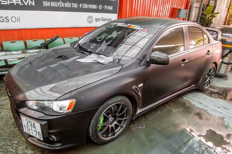 Chiếc Evo X mang biển số Hà Nội này cũng không thuộc ngoại lệ. Ngoài ra, chủ nhân của chiếc xe đã nâng cấp rất nhiều thiết bị bổ trợ công suất từ AMS &amp; HKS.