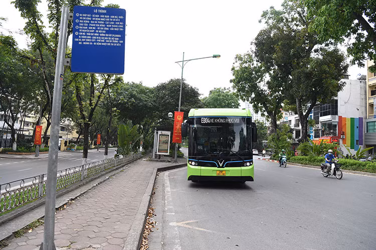Theo thông tin từ Vingroup, VinBus chạy điện đã chính thức chạy thử tại một số tuyến nội đô nhằm làm quen và chờ kết nối với mạng lưới vận tải hành khách công cộng của thành phố khi được phê duyệt.