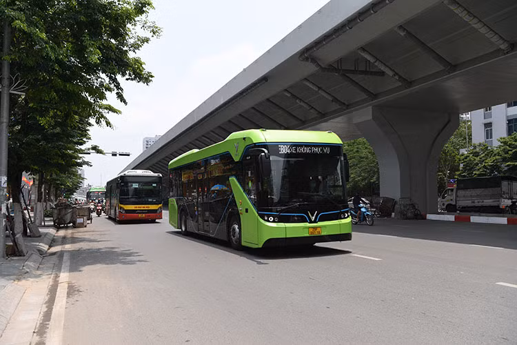 Xe được trang bị bảng điện tử thông báo điểm dừng sắp tới; wifi miễn phí, cổng sạc USB, màn hình giải trí và hệ thống camera an ninh và kiểm soát hành trình, cảnh báo lùi, quan sát khi dừng đỗ...