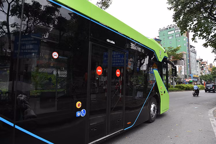 Tuyến 3: Công viên nước hồ Tây - Vinhomes Smart City: Công viên nước hồ Tây - Lạc Long Quân - Âu Cơ - Nghi Tàm - Thanh Niên - Hùng Vương - Phan Đình Phùng - Hoàng Diệu - Trần Phú - Chu Văn An - Tôn Đức Thắng - Nguyễn Lương Bằng - Tây Sơn - Nguyễn Trãi - Khuất Duy Tiến - Đại lộ Thăng Long - Khu đô thị Smart City.