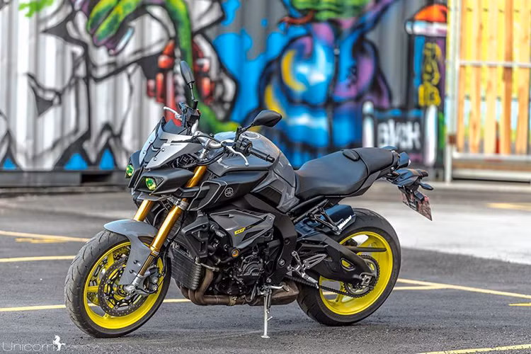 Dù đã ra mắt được một năm tại EICMA 2015, thế nhưng sức hút của mẫu naked-bike đến từ hãng xe Nhật Bản mang tên Yamaha MT-10 đến nay vẫn chưa hề thuyên giảm. Với thiết kế dữ dằn, góc cạnh - nó sẵn sàng chinh phục mọi dân chơi môtô PKL, đặc biệt là các tín đồ naked-bike.