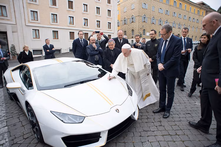 Chỉ hai tuần sau đó, trong cuộc đấu giá do RM Sotheby tổ chức, chiếc siêu xe Lamborghini Huracan của Đức giáo hoàng được thiết kế đặc biệt này đã tìm thấy người trả giá cao nhất lên đến 861.575 USD, tương đương 19,6 tỷ đồng, gấp 3 lần giá trị của xe.