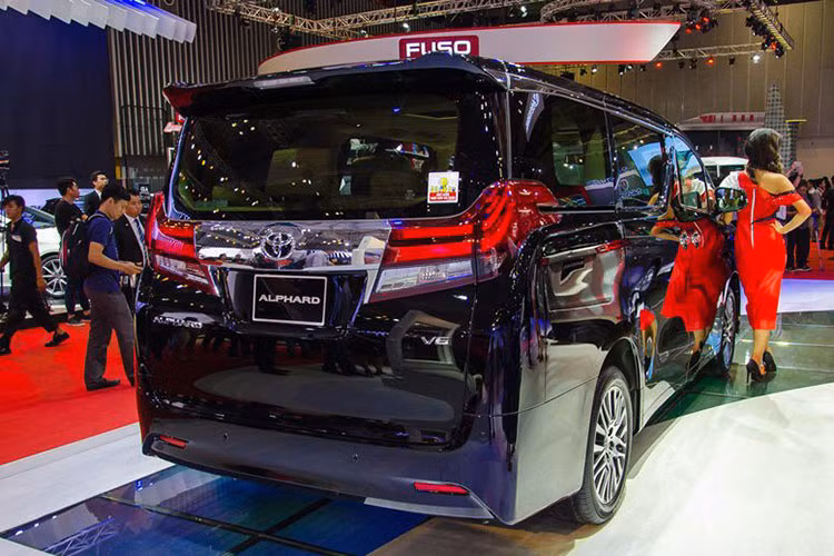 Đuôi xe Toyota Alphard mới tại Việt Nam nổi bật với hai cụm đèn hậu cỡ lớn chạy dọc lên cả thân xe, thiết kế vuông vức của phần đuôi để nhằm tạo không gian lớn nhất cho nội thất của xe. Gương chiếu hậu cỡ lớn thiết kế hiện đại, tích hợp đèn báo rẽ và gập điện tự động.