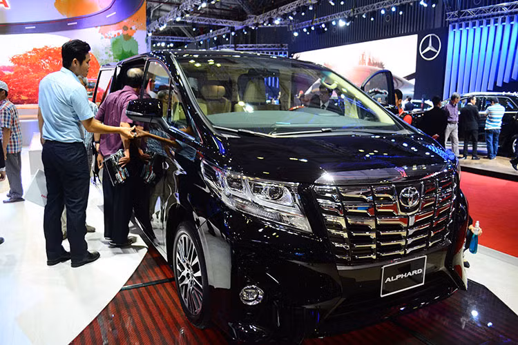 Được biết, Toyota Alphard được phân phối chính hãng sẽ nhập khẩu nguyên chiếc từ thị trường Nhật Bản. Như vậy, sau 18 tháng được các công ty nhập khẩu tư nhân đưa về nước, mẫu MPV hạng sang Toyota Alphard đã chính thức được phân phối chính hãng với mức giá 3,533 tỷ đồng - thấp hơn mức giá tư nhân đề xuất hồi đầu năm 2017 khá nhiều.