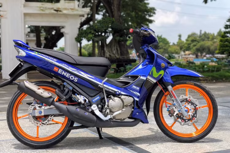 Và cuối cùng là hình ảnh tổng thể của chiếc cũng như cặp mâm Racingboy CNC nguyên khối Ver 1 đã được ngưng sản xuất từ rất lâu và đang được các tay chơi xe truyền tay nhau với giá thành hơn 45 triệu một cặp. Theo giới chơi xe, tính tổng thể phụ kiện của chiếc xe Yamaha 125ZR này lên tới hơn 150 triệu đồng.