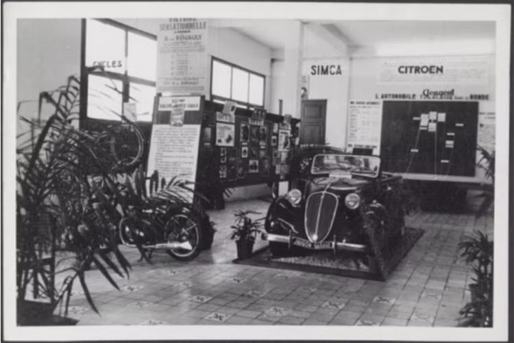 Trong ảnh là một mẫu xe Simca được trưng bày tại một cuộc triển lãm ôtô vào tháng 9/1949 tại Sài Gòn. Simca từng thuộc sở hữu của Chrysler giai đoạn thập niên 50-60 và vẫn tiếp tục bán xe tại Hà Nội, Sài Gòn.