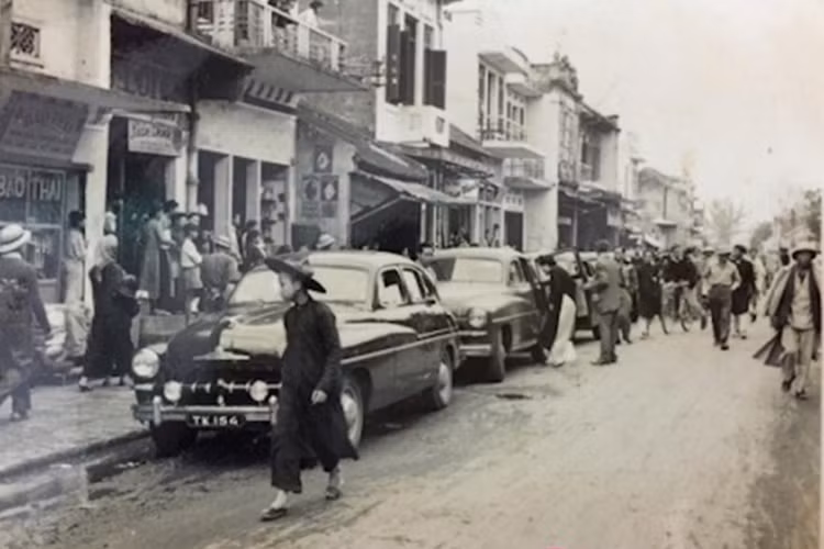 Được tổ chức một cách xa hoa và hoành tráng, nhà trai thời đó đã chuẩn bị tới 10 chiếc xe ôtô hạng sang màu đen - thứ vật dụng gần như "viễn tưởng" với đa số người dân Việt Nam nghèo hồi đó. Những chiếc xe được xếp dọc dài cả con phố và tới đón dâu tại nhà gái ở phố Sinh Từ.