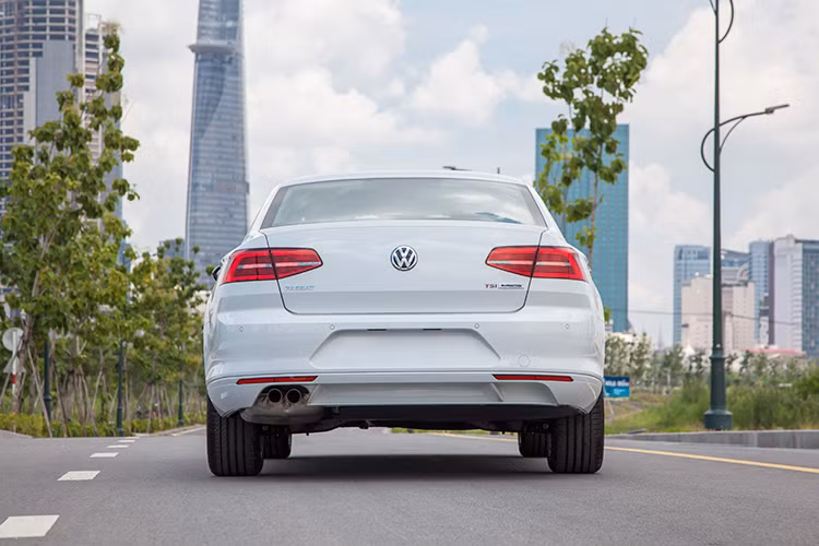 Ở phần đuôi xe, thiết kế của Passat mang đầy sự gai góc của một mẫu sedan to lớn, góc cạnh và đầy mạnh mẽ. Đuôi xe với cản sau lớn, đuôi rộng cùng bộ ống xả kép được thiết kế về bên phải, pad biển số nằm thấp cùng dải đèn báo phía dưới. Dàn đèn báo phía sau có thể nhìn ra ở Passat có nét gì đó tương đồng giữa với thiết kế của "người anh em" Audi.