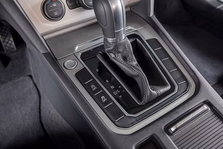 Xe cũng được trang bị hệ thống lái trợ lực điện tử, cảm biến theo tốc độ (EPS), hệ thống chống bó cứng phanh (ABS), chống trượt khi tăng tốc (ASR)… Đáng chú ý là hệ thống hỗ trợ cảnh báo vượt trước (Front Assist) và cảnh báo vượt sau (Rear Traffic Alert). Hệ thống treo tương đối cứng nhưng vẫn đảm bảo chuyến đi thoải mái.