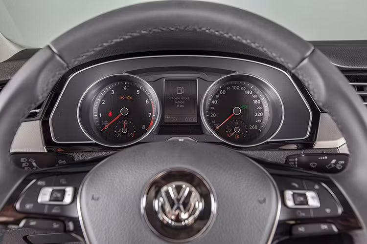 Passat mới kế thừa nhiều công nghệ mang tính hấp dẫn cao đã được áp dụng trên các mẫu xe Volkswagen Jetta, Golf GTI… Xe được trang bị hệ thống 6 túi khí bảo vệ an toàn (túi khí trước, rèm và bên hông). Đặc biệt, tính năng an toàn đáng chú ý trên mẫu xe này là khả năng thu vô lăng vào khi va chạm, nhằm giảm nguy cơ người lái đập ngực vào bánh lái.