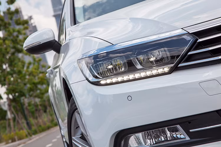 Điểm gây ấn tượng đầu tiên của Passat ở phần đầu xe nổi bật với thanh chắn tản nhiệt 4 nan mỏng chạy dài, nối liền cặp đèn pha Full LED cùng dải đèn LED định vị, ở giữa là logo VW lớn. Phong cách thiết kế này khiến cho nó không bị nhầm lẫn với bất kỳ mẫu xe nào trên thị trường.