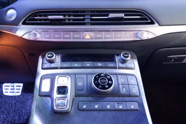 Hyundai Palisade 2020 là một mẫu SUV 7 chỗ nhưng lại không có cấu hình 2+3+2 như truyền thống. Thay vào đó, ở giữa là 2 ghế thương gia êm ái trong khi hàng cuối cùng đủ chỗ cho 3 hành khách trưởng thành có kích thước tầm cỡ.