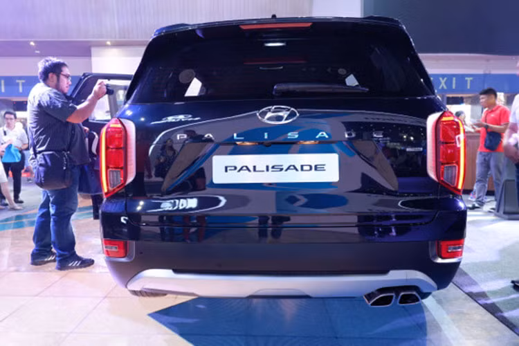Hyundai Palisade 2020 sở hữu lưới tản nhiệt Cascading Grille cỡ lớn với viền mạ crôm dày dặn, tấm ốp bảo vệ gầm màu bạc và đèn LED định vị ban ngày nằm trên cụm đèn pha chính. Đặc biệt hơn, dải đèn LED định vị ban ngày còn kéo dài từ trên xuống tận đèn pha theo phong cách của Hyundai Grandmaster Concept và Tucson 2019 mới.