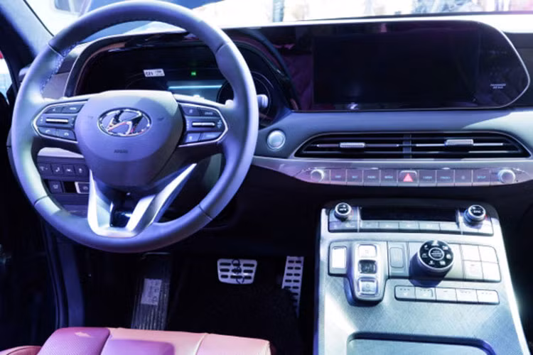 Bước vào bên trong Hyundai Palisade 2020, khách hàng Philippines được chào đón bằng không gian nội thất 3 hàng ghế rộng rãi với khoang hành lý có thể tích 509 lít. Nội thất của Hyundai Palisade 2020 được đánh giá là bố trí gọn gàng với các nút bấm tiện lợi, nằm trong tầm với của người lái.
