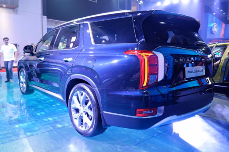 Tương tự như xe ở Mỹ và Hàn Quốc, Hyundai Palisade 2020 dành cho Philippines cũng sở hữu thiết kế ngoại thất đồ sộ đầy ấn tượng. Với chiều dài 4.980 mm, rộng 1.976 mm, cao 1.750 mm và chiều dài cơ sở 2.900 mm, Palisade 2020 chính là mẫu SUV cỡ lớn nhất của Hyundai sau khi Veracruz bị "khai tử" vào năm 2013.
