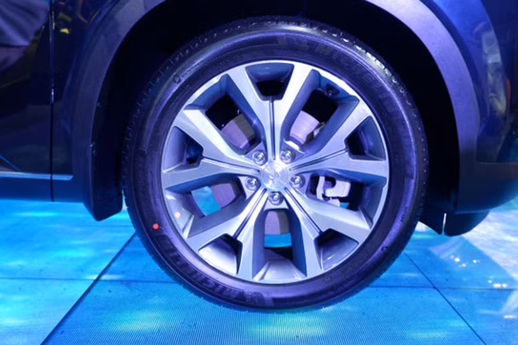 Bên sườn của xe xuất hiện gương ngoại thất tích hợp đèn báo rẽ và bộ vành la-zăng hợp kim đa chấu cỡ lớn. Được biết, Hyundai Palisade 2020 tại thị trường Philippines đi kèm bộ vành có đường kính 20 inch và lốp 245/50. Phía sau là cụm đèn hậu LED nằm dọc với chi tiết kéo dài xuống cản va, ôm quanh đèn phản quang bên dưới và kết thúc ở chắn bùn sau, tạo cảm giác tương đồng với đầu xe.