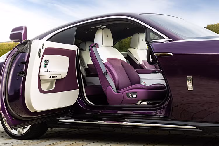 Spectre được trang bị bộ mâm hợp kim 23 inch – lớn nhất trong tất cả các mẫu Rolls-Royce trong khoảng 100 năm trở lại đây. Lazang này có thiết kế khí động lực học giúp Spectre sở hữu hệ số lực cản không khí chỉ 0,25 Cd, thấp nhất trong gia đình Rolls-Royce tính đến thời điểm này. Phía đuôi xe là cụm đèn hậu LED được thiết kế dạng dọc khá mới mẻ, đi cùng những chi tiết màu bạc làm điểm nhấn.