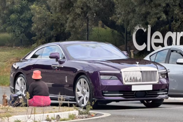 Rolls-Royce Spectre chạy được 515 km theo chu trình thử nghiệm của EPA tại Mỹ, chỉ sau 1 lần sạc đầy pin. Hãng xe Anh quốc chia sẻ 515 km là quá đủ cho khách hàng của mình sau khi nghiên cứu đầy đủ, bởi "thượng đế" của Rolls-Royce sẽ có vài chiếc xe trong garage, nên việc họ thường xuyên phải lái Spectre ra đường không nhiều.
