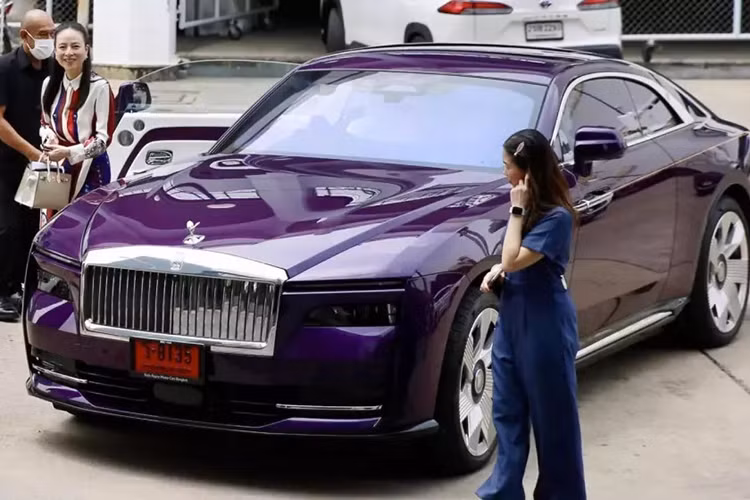 Nualphan Lamsam hay còn được biết đến với tên gọi Madam Pang là 1 nữ tỷ phú trẻ Thái Lan, có đóng góp to lớn vào sự phát triển của bóng đá Thái Lan, từ 2015 đến 2019, bà là trưởng đoàn bóng đá nữ Thái Lan tại nhiều sự kiện quan trọng. Trong chuyến di chuyển gần đây nhất, Madam Pang và Rolls-Royce màu tím khá sang trọng đã bị bắt gặp. 