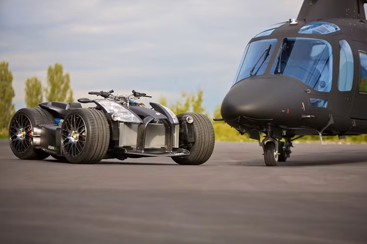Ngoài ra, Lazareth Wazuma V8F Matt còn được gắn hệ thống treo hàng thửa riêng biệt với dàn 4 giảm xóc đặt ngang cho 2 bánh trước cỡ đại 315/30 ZR18 và 2 bánh sau cỡ 285/30 ZR18, theo kiểu xe ôtô địa hình chuyên nghiệp. Thật đáng tiếc, Lazareth lại không đăng ký cho xe vận hành trên đường mà chỉ để trưng bày.