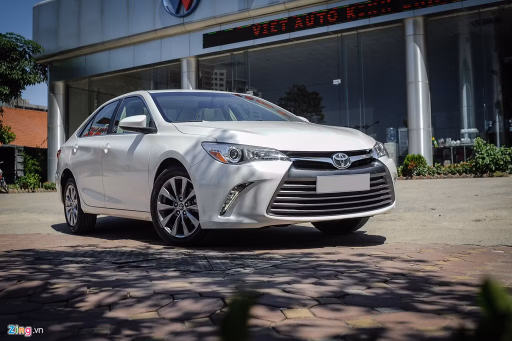 Tại thị trường Việt Nam, mẫu xe nhập khẩu Toyota Camry XLE được bán với giá hơn 1,9 tỷ đồng.